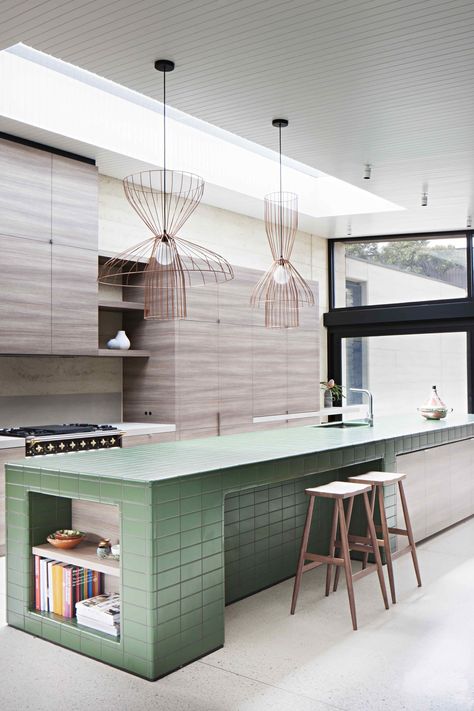 Image 21 of 40 from gallery of Layer House / Robson Rak Architects and Interior Designers. Photograph by Shannon McGrath Contemporary Wood Kitchen, Tiled Kitchen, Top Kitchen Trends, Interior Dapur, Kitchen Benches, Hus Inspiration, Kitchen Trends, Design Del Prodotto, Trendy Kitchen