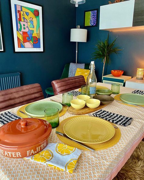 Feng Shui Dining Room, Eclectic Kitchen Decor, Colorful Dinnerware, Barn House Interior, Colourful Decor, Colorful Room Decor, Interior Design Dining, Tropical Bedrooms, Apache Junction