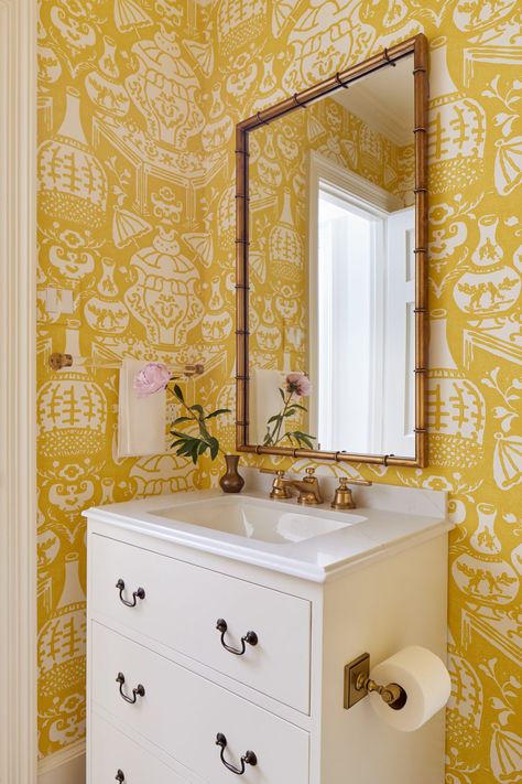 White Bathroom Inspiration, Long Living Room, Charleston Style, Powder Room Decor, Bathroom Color Schemes, Powder Room Design, Yellow Decor, Yellow Bathrooms, Bathroom Color