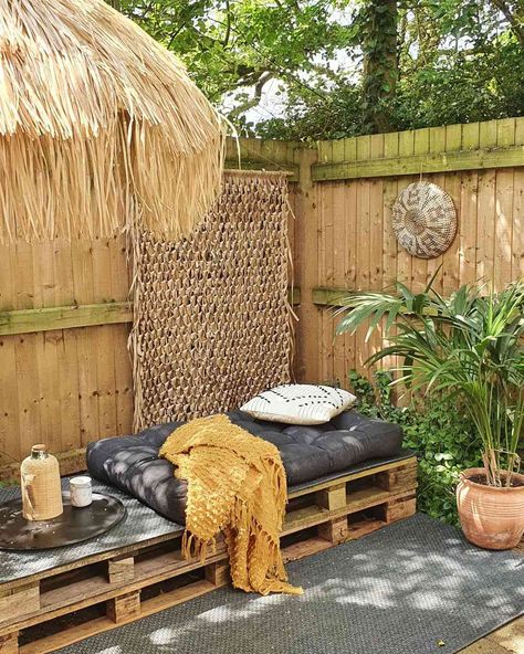 Fence Decorating Ideas Creative, Boho Fence, Wooden Fence Decorating Ideas, Fence Decor Ideas, Fence Hanging Planters, Fence Decorating Ideas, Simple Wooden Desks, Outdoor Fence Decor, Backyard Fence Decor