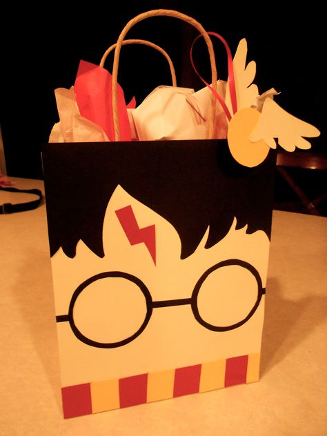 Cause I know he'll never go on pinterest... I made a Harry Potter gift bag w/ Golden Snitch gift tag for his VDay present #Pinspired Harry Potter Party Decorations Diy, Harry Potter Paper, Harry Potter Weihnachten, Harry Potter Party Favors, Birthday Surprises For Her, Diy Harry Potter Crafts, Harry Potter Party Decorations, Harry Potter Bag, Baby Shower Party Gifts