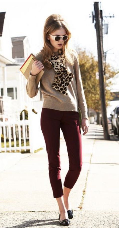 Outfit Pantalon Vino, Burgundy Pants Outfit, Maroon Pants, Burgundy Outfit, Burgundy Pants, Neutral Tops, Burgundy Jeans, Leopard Print Scarf, Legging Outfits