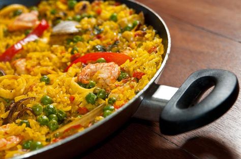 Aprende cómo hacer paso a paso uno de los platos más deliciosos que tiene la cocina española: la eternamente magnífica paella de marisco. Shrimp Paella, Easy Paella, Minute Rice, Paella Recipe, Instant Rice, Shrimp Dishes, Risotto Recipes, Portuguese Recipes, Fish Camp