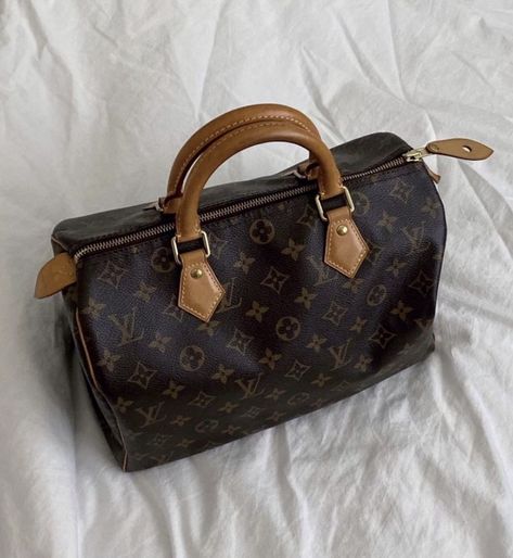 Vintage Lv Bag, Louis Vuitton Outfit, Uni Bag, Sac Louis Vuitton, Girly Bags, Louis Vuitton Accessories, Bags Aesthetic, Vintage Louis Vuitton, Vuitton Bag