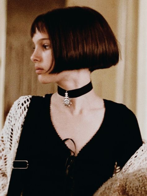 Leon Movie, Leon Matilda, Mathilda Lando, The Professional Movie, Outfit Costume, Black Bob, Movie Fashion, Hair Reference, Bright Eyes