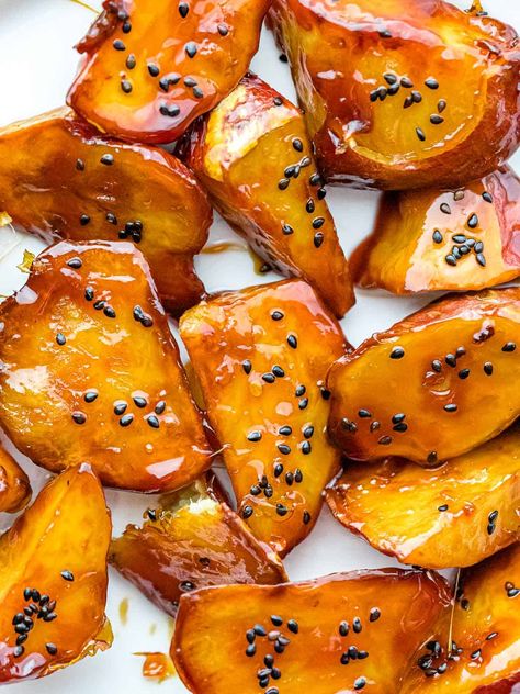 Goguma Mattang, or Korean candied sweet potato wedges Korean Sweet Potato, Sweet Red Bean Paste, Japanese Sweet Potato, Sweet Red Bean, Candied Sweet Potatoes, Dumplings For Soup, Korean Fried Chicken, Easy Asian Recipes, Delicious Thanksgiving