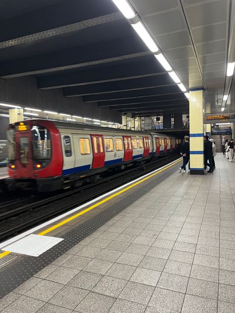 Tube Station Aesthetic, Underground Subway Station, Underground Subway Aesthetic, Bloxburg Underground Subway, Bloxburg Subway Station, Subway Station Aesthetic, Underground Train Station, Aesthetic England, Subway Aesthetic