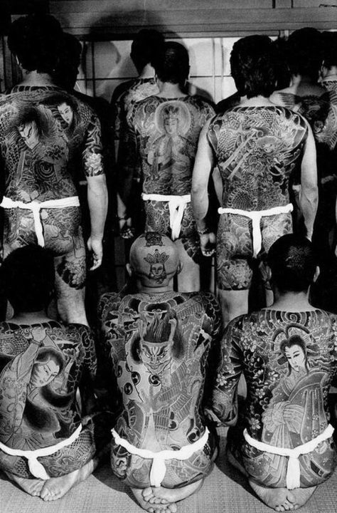 Yakuza tatts Yakuza Style Tattoo, Historical Tattoos, Gangster Tattoo, Bodysuit Tattoos, Old Circus, Yakuza Tattoo, Tattoo People, Traditional Japanese Tattoos, Old Tattoos