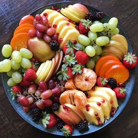 Fruit Platter Winter, New Years Fruit Platter, Fruit Platter Aesthetic, Winter Fruit Platter, Holiday Fruit Platter, Platter Aesthetic, Rainbow Fruit Platter, Plate Of Fruit, Rainbow Fruit Platters