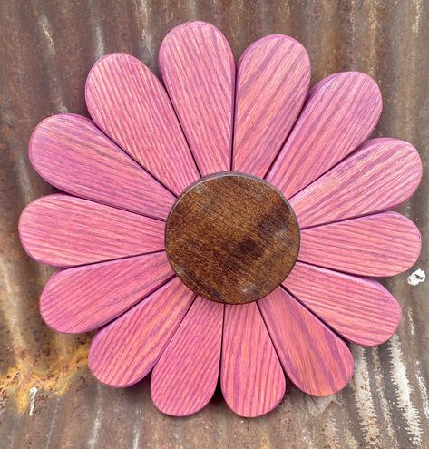 Wood Flower Wall Art, Wooden Daisy Flower, Wooden Flowers Diy, Wood Flower Crafts, Wooden Flower Wall, Reuse Boxes, I Am A Teacher, Daisy Wall, Summer Wall Art