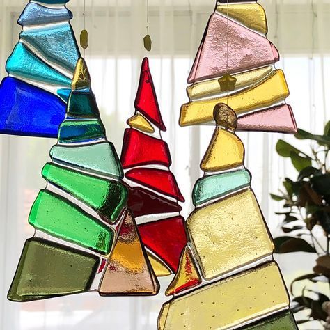 Glass Fusing Christmas Ornaments, Christmas Glass Decorations, Fused Glass Christmas Tree Ornaments, Fused Glass Ornaments Ideas, Fused Glass Christmas Ornaments Ideas, Fused Glass Christmas Trees, Christmas Fused Glass Ideas, Colourful Christmas Decorations, Pastel Christmas Tree