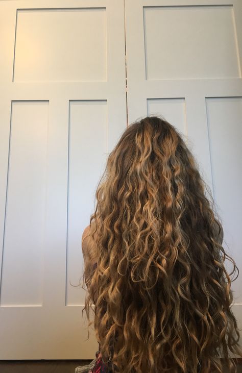 Wavy Hair With Straight Ends, Natural Curl Balayage, Long Wavy Hair Natural, Long Curly Hair Ideas, Summer Hairstyles For Straight Hair, Pixie Haircuts With Bangs, Curly Hair Ideas, Bangs Ideas, Pretty Views