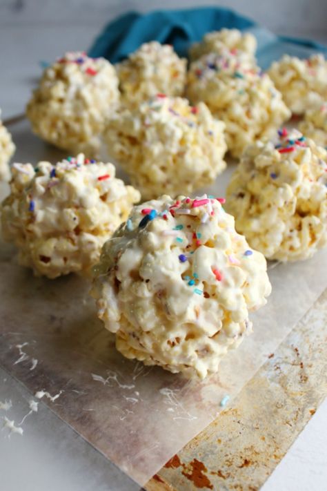 These soft and sweet popcorn balls are simple to make with marshmallows and popcorn. They sprinkles add an extra fun touch! Soft Popcorn Balls, Marshmallow Popcorn Balls, Corn In The Oven, Popcorn Balls Recipe, Marshmallow Popcorn, Chocolate Dipped Marshmallows, Sweet Popcorn, Marshmallow Dip, Popcorn Balls