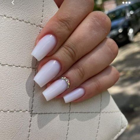 White Nails Gems, Nails Gems, Nail White, Fake Nails White, White Gel Nails, Glittery Nails, White Glitter Nails, Colored Acrylic Nails, White Acrylic Nails