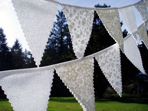 Pretty white wedding bunting... Diy Fabric Bunting, White Bunting, Bunting Ideas, Bunting Template, Wedding Flags, Wedding Bunting, Bunting Flag, Baby Bunting, Banner Flag