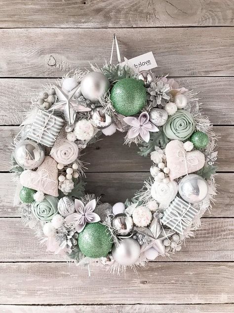 Christmas Wreath Designs, Mint Christmas, Christmas Table Decorations Diy, Wreath Eucalyptus, Door Wreath Christmas, Handmade Christmas Wreaths, Apartment Door, Xmas Wreaths, Christmas Wreaths For Front Door