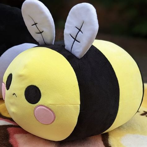 Bumble Bee Plush, Bee Minecraft, Cute Squishies, Bee Birthday, Cute Stuffed Animals, Soft Dolls, Honey Bee, Bumble Bee, Plush Toys