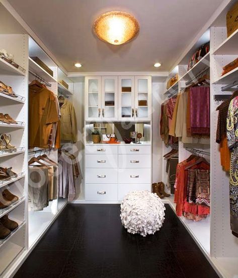 17 Cool Feminine Closets You Will Want To Have Them Immediately Transitional Closet, Rustic Closet, A Walk In Closet, Closet Factory, Contemporary Closet, Grand Dressing, Dressing Design, Walking Closet, Beautiful Closets