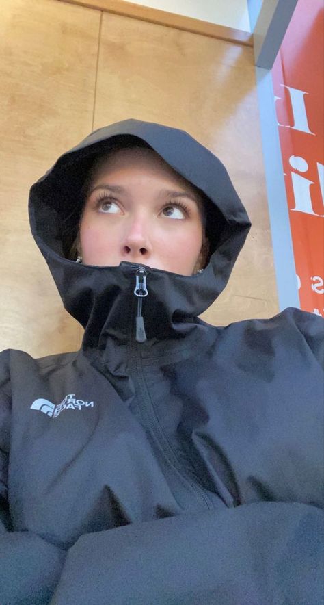 Northface Rain Jacket Outfits, The North Face Coat Outfit, Kway Jacket Woman Outfit, North Face Jacket Aesthetic, Raincoat Outfit Aesthetic, Raincoat Aesthetic, Rain Jacket Outfit, The North Face Jackets Women, Tnf Jacket