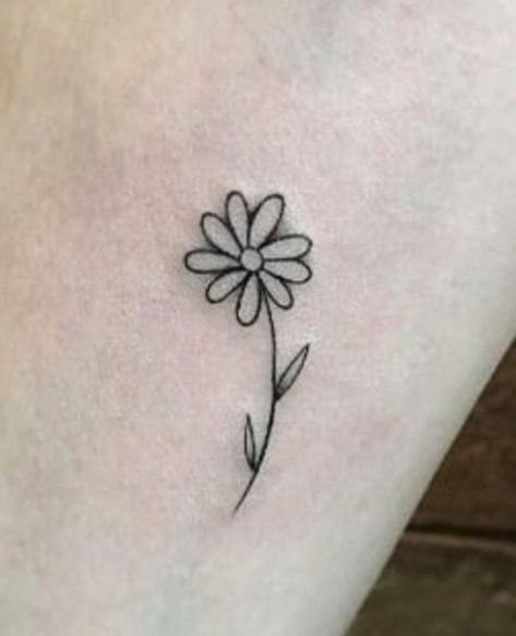 Daisy Tattoo Drawing, Daisy Outline, Small Daisy Tattoo, Daisy Tattoo Designs, Daisy Flower Tattoos, Cool Wrist Tattoos, Flower Wrist Tattoos, Sister Tattoo, Daisy Tattoo