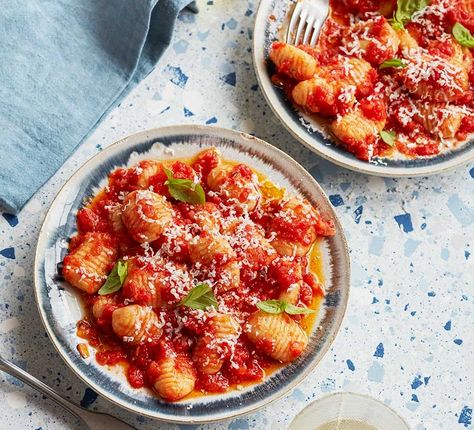 Gnocchi pomodoro Jamie Oliver Gnocchi, Gnocchi Pomodoro, Pomodoro Recipe, Gnocchi Bake, Baked Gnocchi, Bbc Good Food, Midweek Meals, Party Dishes, Perfect Pasta