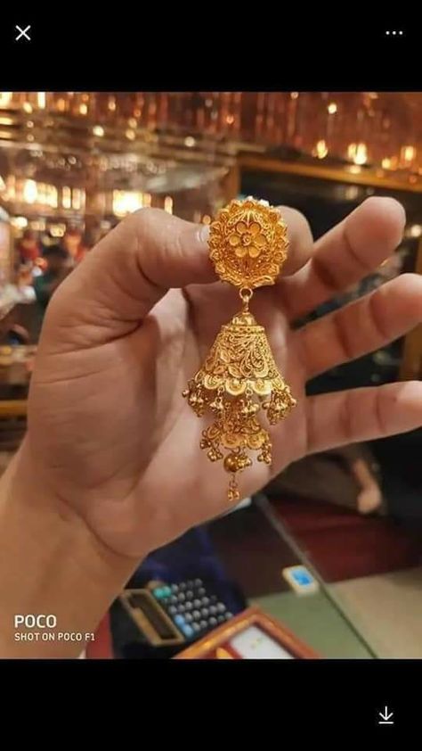 New Jhumka Designs Gold, Zumka Earrings Gold, Golden Jumkha, Gold Zumka Design, Jumkis Indian Jewelry Gold, Gold Jhumka Designs Indian Weddings, Jumkis Indian Jewelry, Jhumki Designs Gold, Gold Necklace Set Bridal