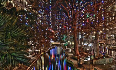 The San Antonio Riverwalk is an iconic piece of Texas that everyone should visit at least once in their life. San Antonio Zoo, San Antonio Missions, Holiday Lights Display, San Antonio Riverwalk, Texas Destinations, Texas Christmas, San Antonio River, Downtown San Antonio, Mormon Temple