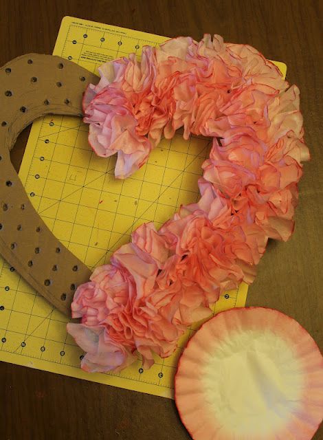 coffee filter wreath tutorial. This is easy and way cute Valentines Bricolage, Coffee Filter Wreath, Coffee Filter Crafts, Heart Shaped Valentines, Wreath Tutorial, Saint Valentine, 자수 디자인, Coffee Filter, Valentine Wreath