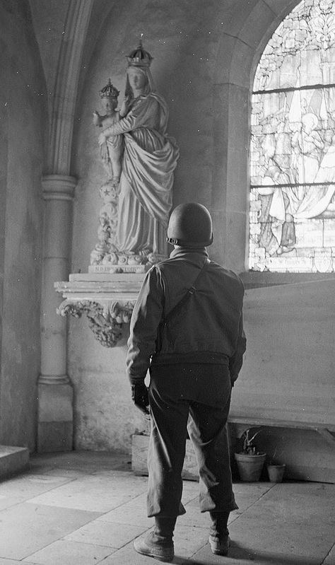 Toni Frissell, Catholic Gentleman, Catholic Images, Roman Catholic Church, Madonna And Child, Foto Vintage, American Soldiers, Catholic Art, Sacred Art