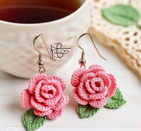 Crochet Rose Earrings, Crochet Booth, Yarn Jewelry, Crocheted Accessories, Idea Box, Crochet Placemat Patterns, Crochet Jewlery, Micro Crochet, شال كروشيه