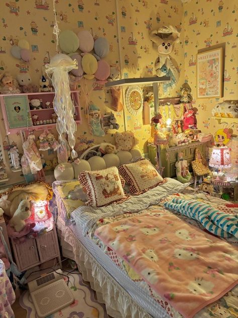 Jumicore Room, Twee Aesthetic Room, Room Juminocore, Cute Core Room Ideas, Twee Room, Juminocore Bedroom, Dreamy Room Aesthetic, Juminocore Room, Cluttercore Bedroom