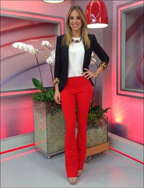 La gran ventaja de este tipo de pantalón es que no se necesita tener muchos para sacarles provecho, ya que el mismo modelo puede llevarse con las más variadas prendas y … Red Pants Work Outfits Women, Red Pants Holiday Outfit, Red Blazer Outfit Night, Red Blazer Outfit Classy, Red Trousers Outfit Classy, Ap Outfits, Red Pants Fashion, Red Trousers Outfit, Red Jeans Outfit