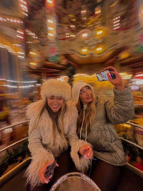 edinburgh christmas markets picture of two friends on the carousel smiling in aesthetic picture Edinburgh Christmas Market Outfit, Christmas Market Photo Ideas, Christmas Market Instagram Pictures, Carousel Pictures, European Christmas, Christmas In Amsterdam Aesthetic, European Christmas Market Aesthetic, Christmas Market Outfit, Edinburgh Winter