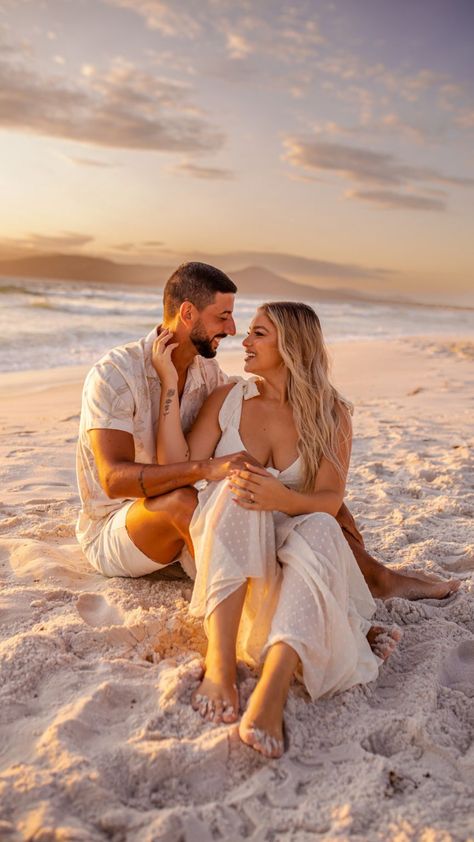 Wedding Pictures Beach, Beach Wedding Pics, Engagement Photo Shoot Beach, Pre Wedding Photoshoot Beach, Engagement Pictures Beach, Couples Beach Photography, Shooting Couple, Couple Beach Pictures, Wedding Fotos