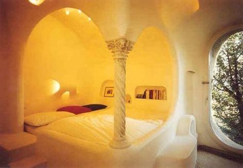 A cob bed. The draw back is if you want to move your bed to another part of the bedroom then you are out of luck. But it is very interesting. Cob Interior, Cob Homes, Earth Houses, Eco Retreat, Fairytale Houses, Cob Building, Caravan Ideas, Earth Bag Homes, Elegant Bedroom Decor