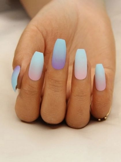 Manucure bleu pastel : 20+ idées de Nail Art à chiper Red Ombre Nails, Purple Ombre Nails, Teen Nails, Unghie Sfumate, Pastel Nails Designs, Pink Ombre Nails, Ombre Nails Glitter, Matte Nails Design, Ombre Nail Designs