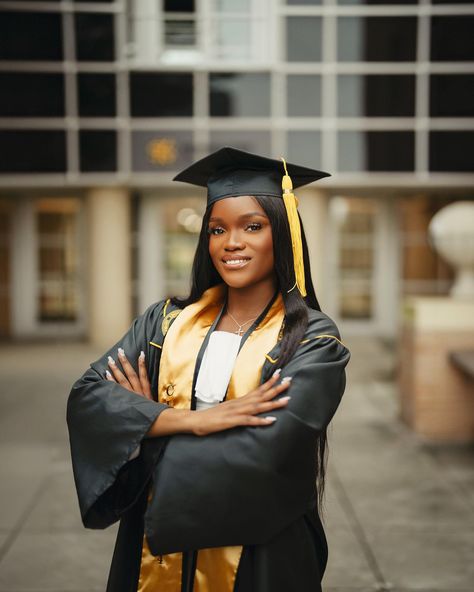 🎓��🎓🎓 Graduation Poses For Ladies, Grad Pic, Graduation Photography Poses, Graduation Poses, Graduation Picture, Graduation Picture Poses, Graduation Photography, Graduation Photoshoot, Graduation Pictures