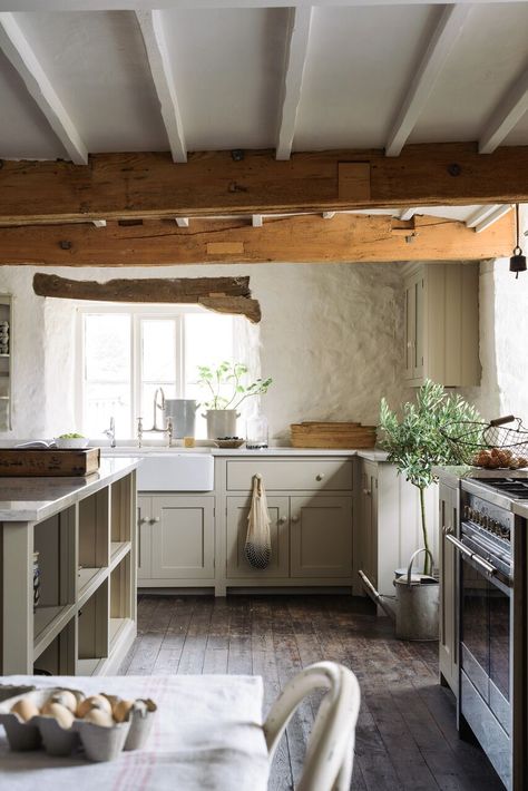 In November 2017, Decorology did a lovely story on deVOL, describing them as 'rustic minimal kitchens'. Dapur Rustic, Model Dapur, Minimalist Dekor, European Cottage, Devol Kitchens, Country Kitchen Designs, Kabinet Dapur, Minimal Kitchen, Cottage Kitchens