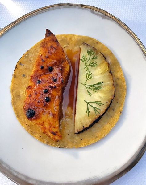 Made with smoked pineapple and Tai madai on heritage masa tortilla. Mexican Fine Dining Recipes, Breakfast Fine Dining, High End Mexican Food, Fine Dining Indian Food, Fine Dining Mexican Cuisine, Filipino Fine Dining, Smoked Pineapple, Dining Outside, Michelin Food