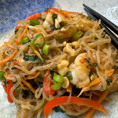 This gut-healthy Thai Shirataki Noodle recipe features shrimp, healthy konjac noodles, colorful veggies, and a spicy, savory peanut sauce. Miracle Noodle Recipe, Konjac Noodles Recipes, Thai Stir Fry Sauce, Shirataki Noodle Recipes, Miracle Noodles Recipe, Shrimp Healthy, Konjac Noodles, Colorful Veggies, Miracle Noodles