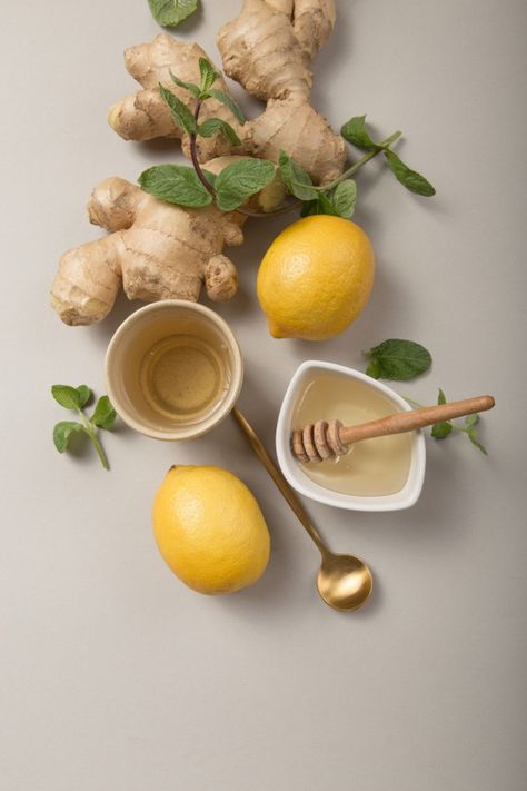 Grey Pastel Background, Immune Boosting Tea, Tea With Honey, Ginger Lemon Tea, Lemon Water Health Benefits, Tea For Colds, Honey Ginger, Warm Lemon Water, Lemon Drink