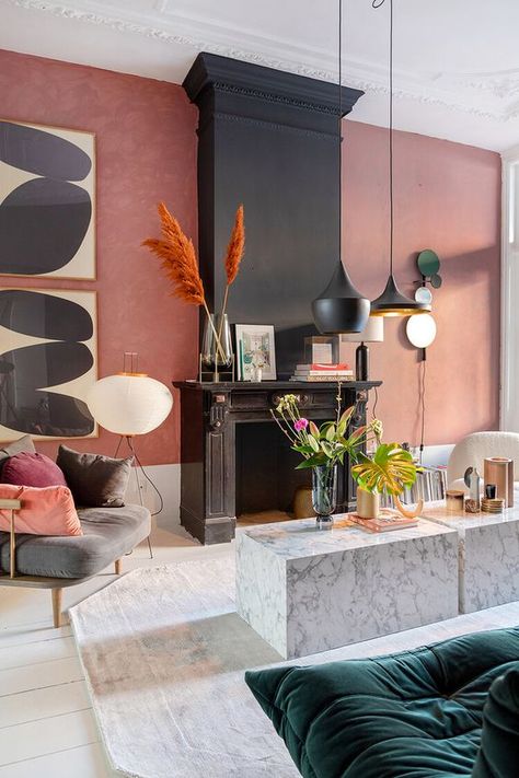 Estilo Kitsch, Pink Accent Walls, Bold Living Room, Pink Living Room, Accent Walls In Living Room, Trendy Living Rooms, Style Deco, Eclectic Interior, Living Room Inspo