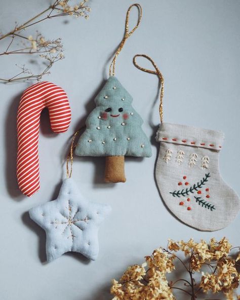 Handmade Sewn Ornaments, Cute Handmade Ornaments, Handmade Fabric Ornaments, Christmas Dolls Handmade, Christmas Handmade Ornaments, Cute Ornaments Diy, Linen Ornaments, Hand Sewn Ornaments, Sew Christmas Ornaments