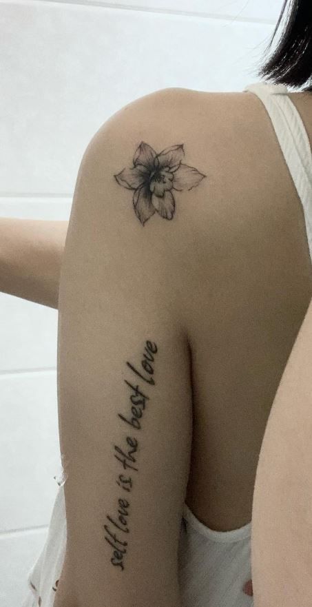 Daffodil Tattoo On Shoulder, Narcissus Flower Tattoo, Narcissus Tattoo, Flower Tattoos Ideas, Narcissus Flower Tattoos, Arm Wrap Tattoo, Men Flower Tattoo, Daffodil Tattoo, Tattoo Me