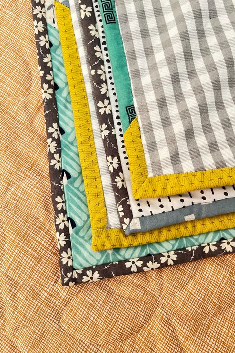 Scrappy Binding On Quilts, Scrappy Quilt Binding, Scrappy Binding, Quilt Runners, Alphabet Patterns, Binding Tutorial, Machine Quilting Designs, Beginner Sewing, Quilt Binding