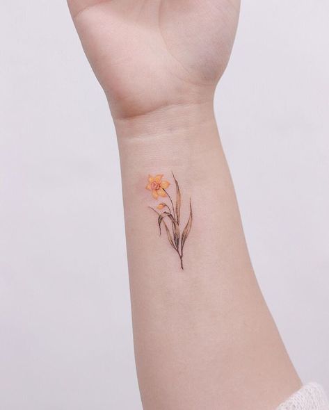 Daffodil 🌼 Studiobysol _ @donghwa_tattoo #studiobysol #koreantattoo #koreantattooshop #flowertattoo #daffodiltattoo #narcissustattoo Yellow Flower Tattoos, Daffodil Flower Tattoos, Narcissus Flower Tattoos, Water Lily Tattoos, December Birth Flower, Daffodil Tattoo, Flower Tattoo Meanings, Shape Tattoo, Birth Flower Tattoos