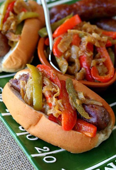 Grilled Bratwurst, Grilled Brats, Bratwurst Recipes, Sausage Crockpot, German Sausage, Sausage Sandwiches, Fingerfood Party, Grilled Sausage, German Style