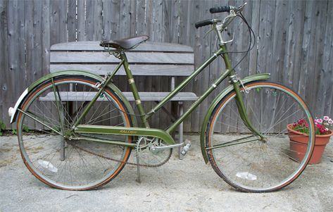 Lovely green Raleigh on lovelybike.blogspot.com Raleigh Bicycle, British Icons, Raleigh Bikes, Green Bicycle, Anniversary Presents, Antique Bicycles, Green Bike, Gold Decal, Bike Aesthetic