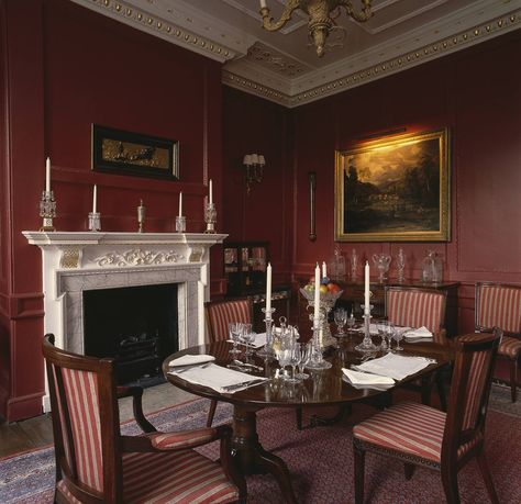 Dark Red Dining Room, Red Dining Room Ideas, Red Dining Rooms, Modern Victorian Interior Design, Modern Victorian Interiors, English Dining Room, Dining Room Victorian, Victorian Interior Design, Small Dining Room Table