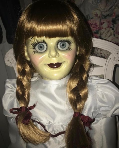 Anabella Doll Horror, Silly Halloween, Conjuring Universe, Annabelle Doll, Horror Room, Abba Mania, Reference Photos For Artists, Pretty Halloween Costumes, Horror Movie Icons